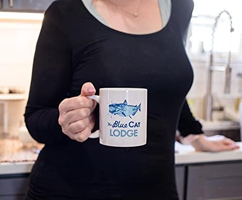 בלעדי Ozark Blue Cat Lodge לוגו ספל קפה קרמי לבן | תוכנית טלוויזיה רשמית אספנות | כלי שתייה